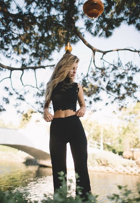 Camila Morrone model pornographic picture