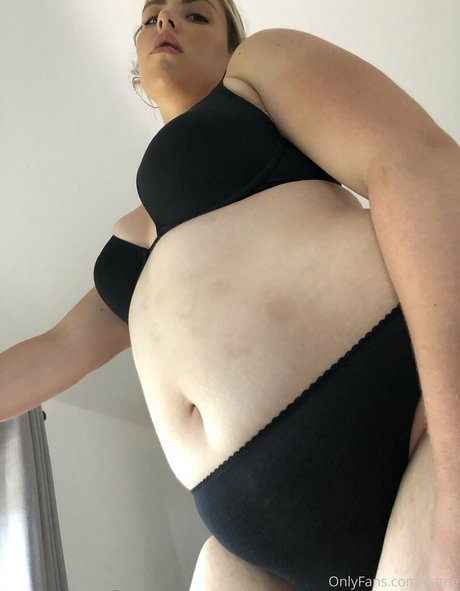 eatee model nude pics