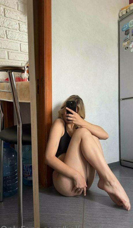 hollymollynextdoor model free picture