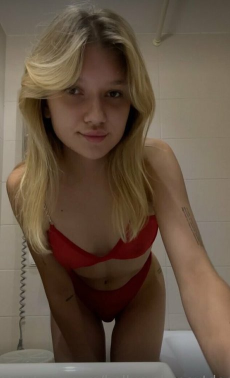 hollymollynextdoor model best picture