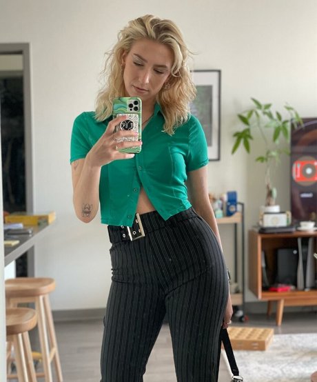 Courtney Miller beautiful model img