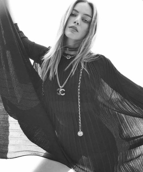 Margot Robbie sexy actress pictures