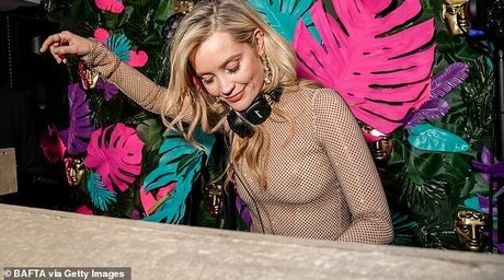 Laura Whitmore star sexy photos