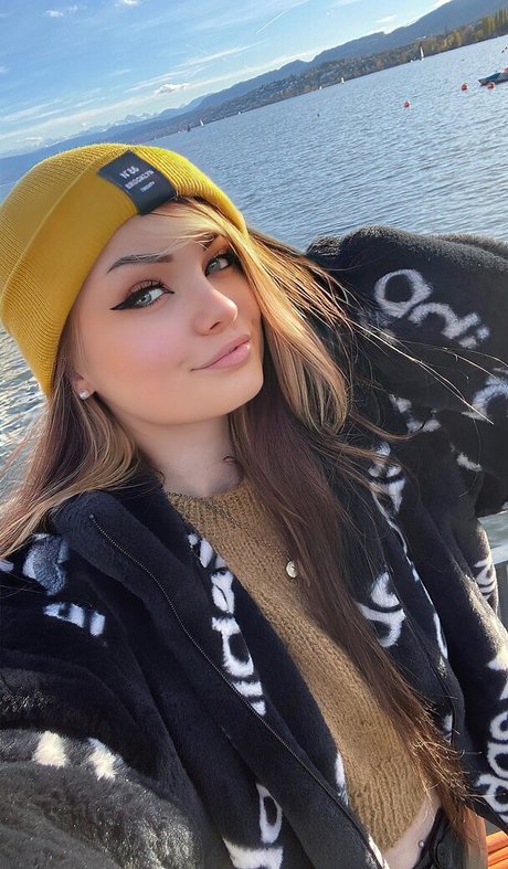 Proxyfox sexy actress pics