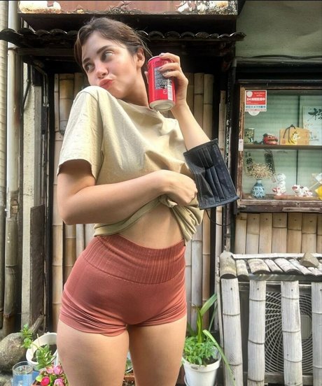 icata model nude picture