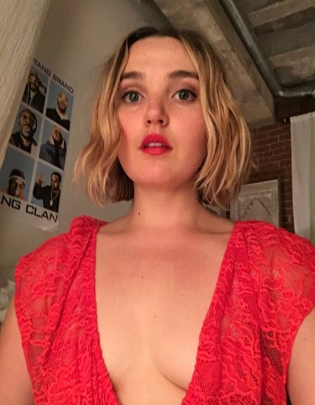 Chloe Fineman model best photo