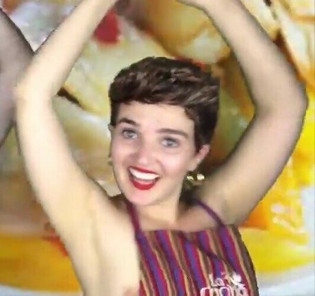 Chloe Fineman nude actress pic