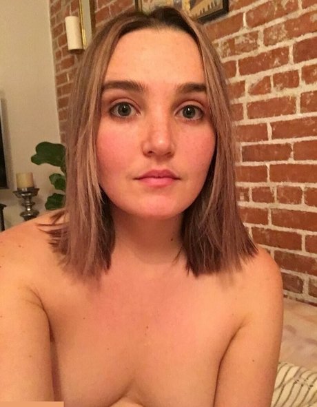 Chloe Fineman model free pic