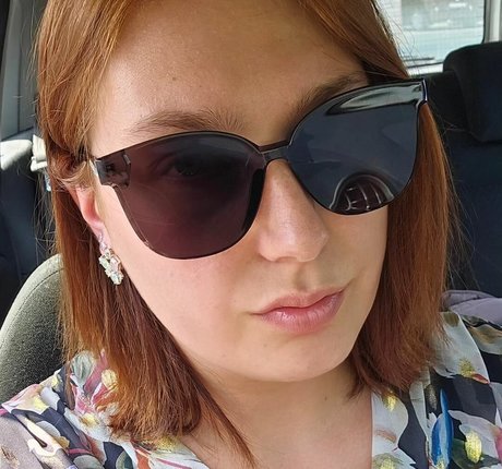 Bustyolive hot star img