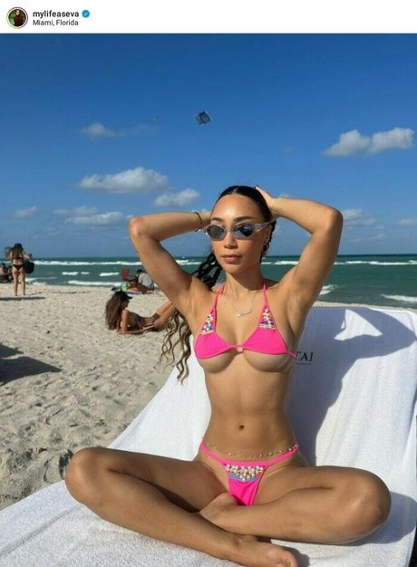 Eva Gutowski sexy star pictures