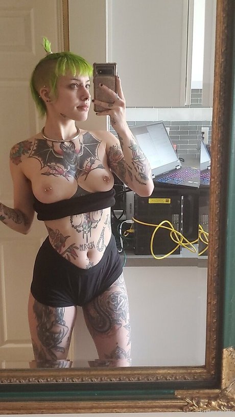 littlespittle sexy model pic