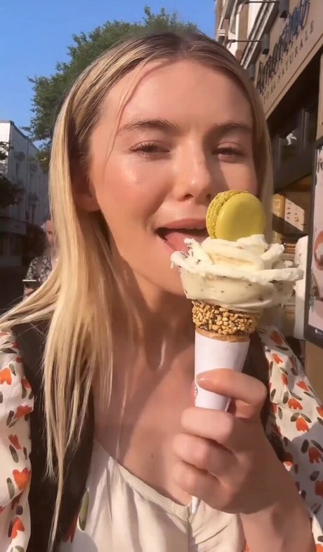 Georgia Toffolo pornstar naked images