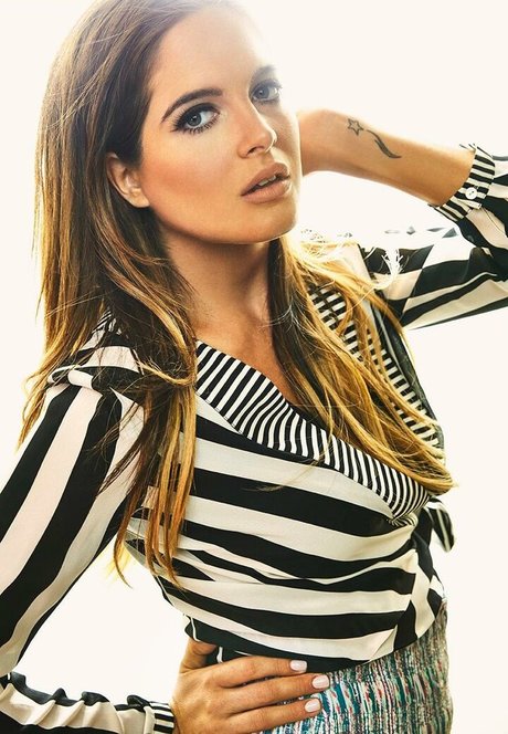 Alexandra Felstead art model photos