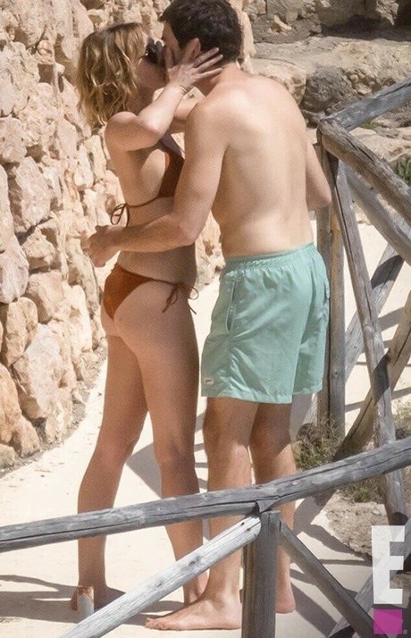 Elizabeth Olsen nude model galleries