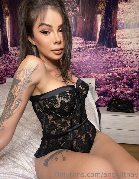 Angellthay nude model picture