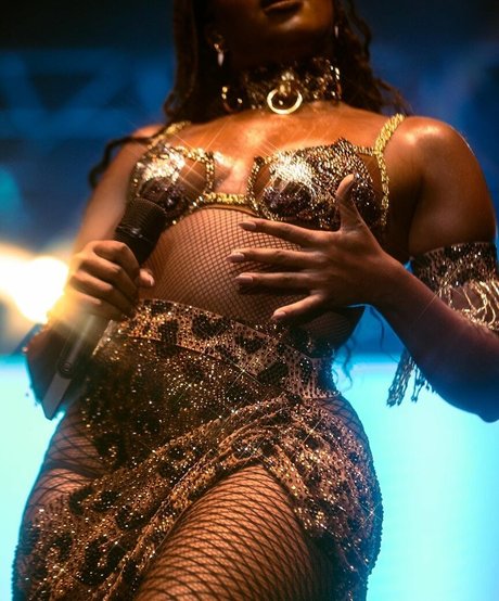 Izza Cantora hd pornstar pics