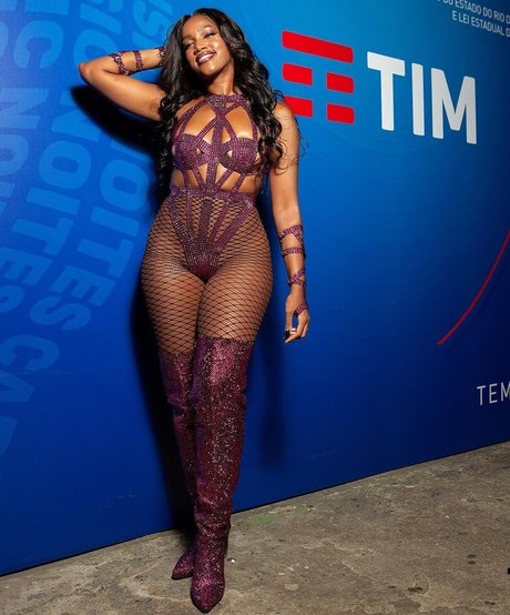 Izza Cantora model perfect image