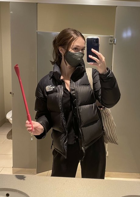 Holls8 model hot pics