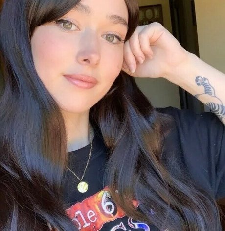 Holls8 perfect model photo