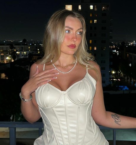 MillieT25 star naked pics