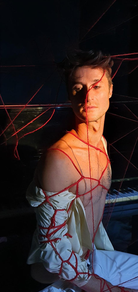 Leo Conrad X naked actress gallery