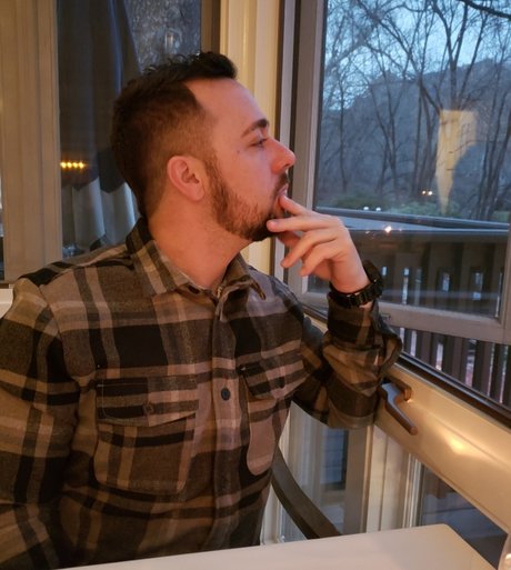 LAYZE naked model images