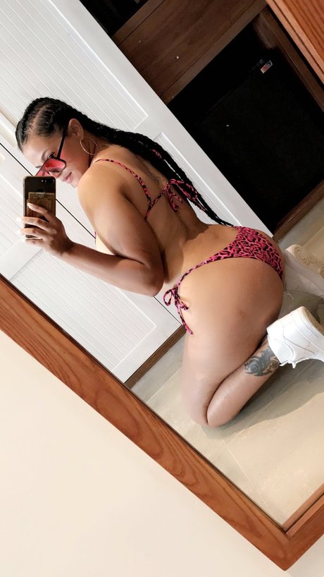 Laura Patricia model free pictures