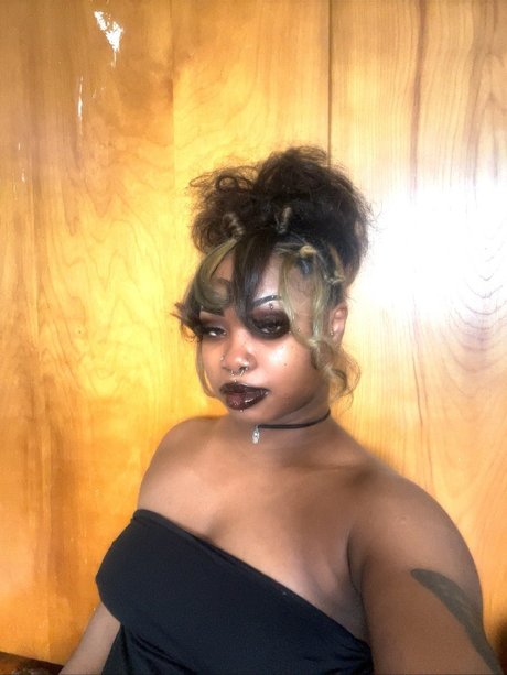 Lilio model nude gallery