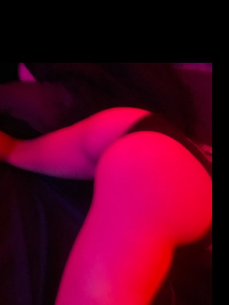 LooneyLilly nice model picture