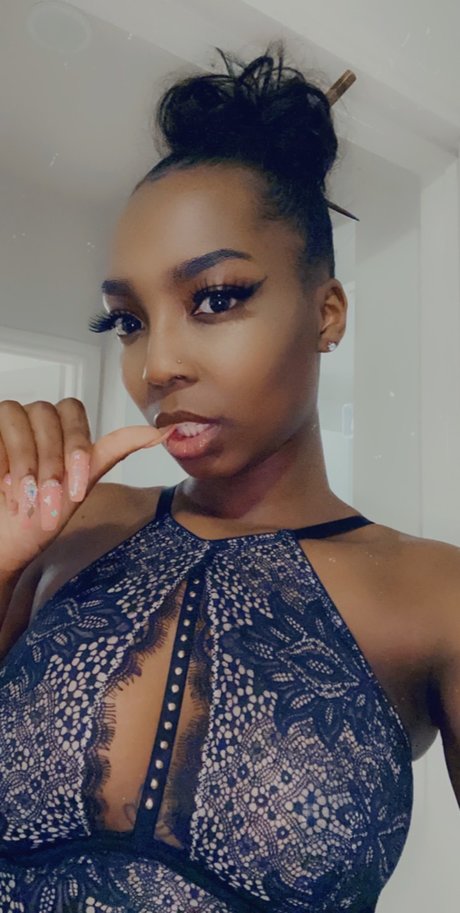 Lola Knox pornstar naked gallery