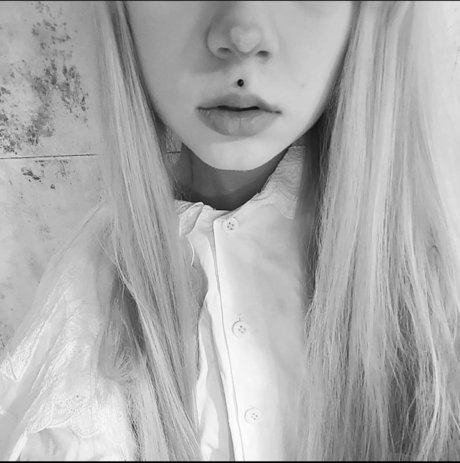 Sneezy Lola model pornographic picture