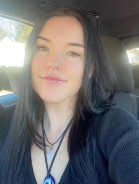 Livii model sexy image