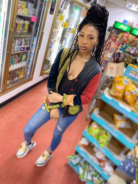 Machen Isis model art photo