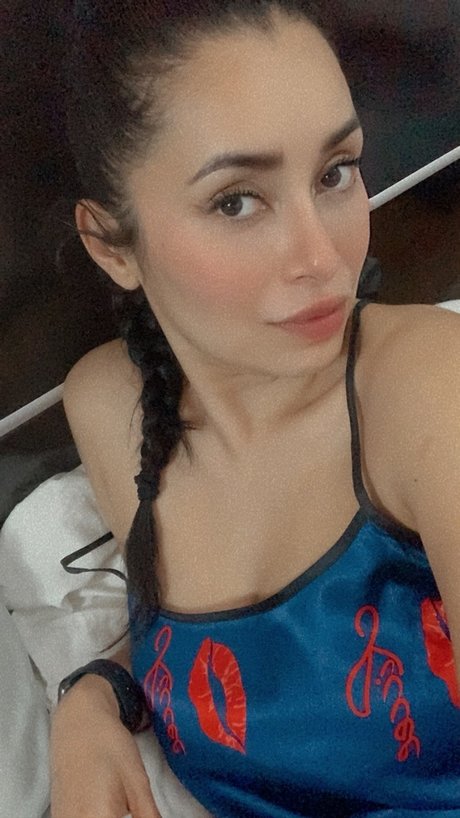 Lucy Flowers star sexy pic