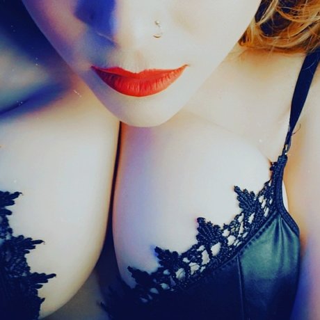 Mandaboob nude model image