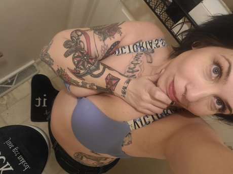 makeamericadeadagain model nude photo