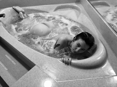 Maxine Crow FREE xxx pornstar pic