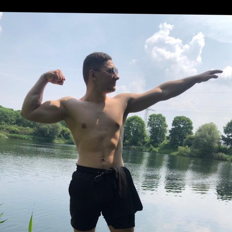 MASTERBOOMBASTIC pretty model photo