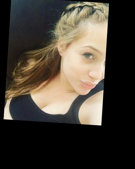 A M perfect actress pics