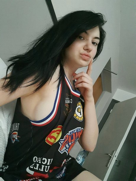 Mia Kralj hd pornstar img