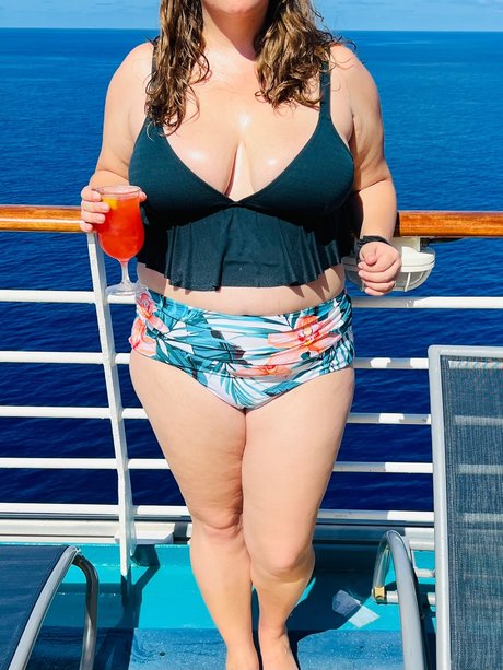 Mombod model exclusive pic