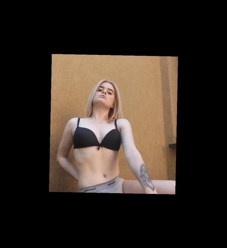 MissDaisy star naked picture