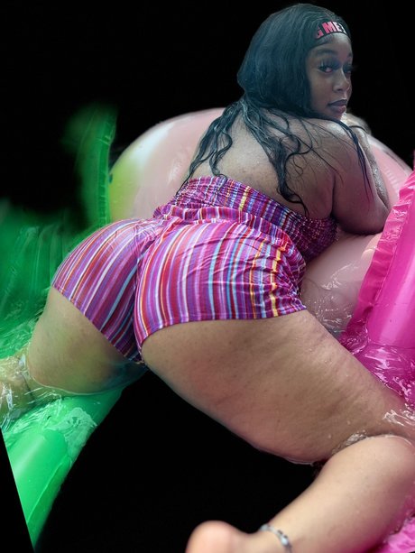 PeachyNaee xxx pornstar gallery