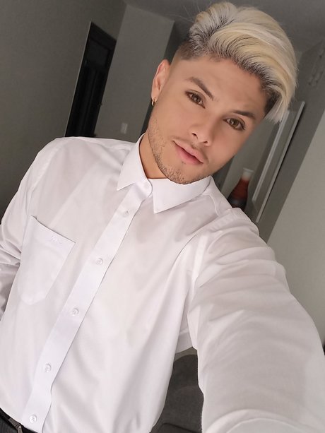 Nicolas Betancur model adult pic