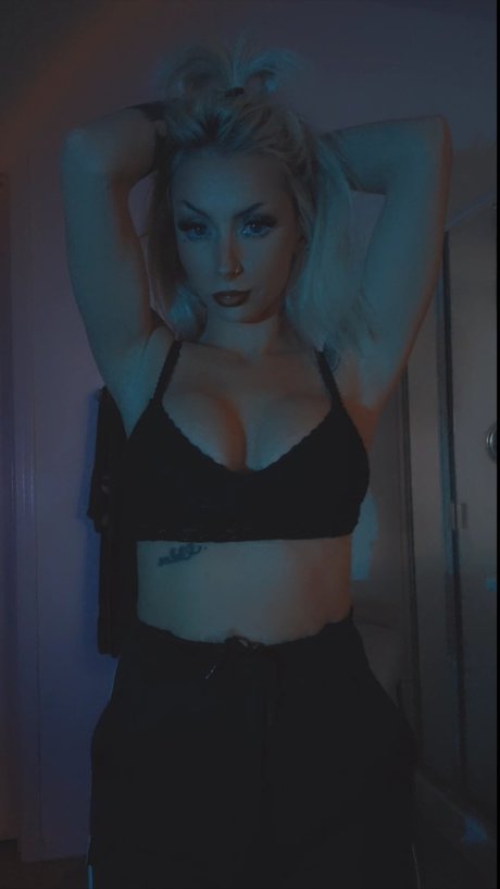 Nichelle Taylor model high quality picture