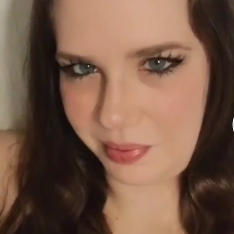 Natural Mom Bod nude pornstar picture