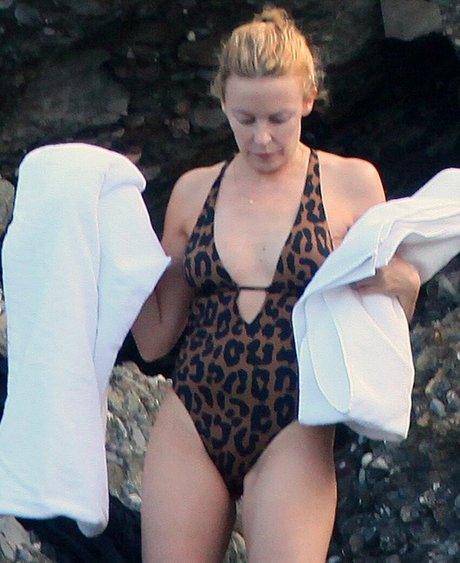 Kylie Minogue naked model photos