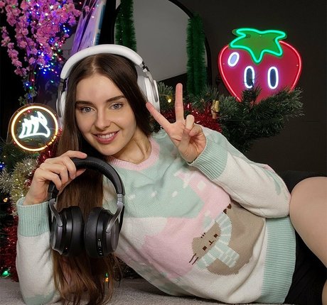Loserfruit hot actress pics
