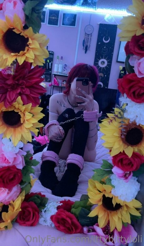 ittybittyloli erotic model pic