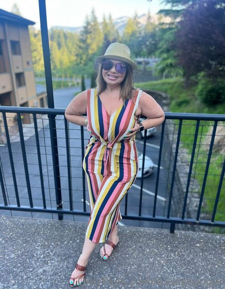 bustycougar top star pictures